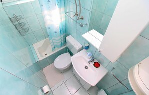 Shower, hair dryer - Cozy apartment in Zivogosce with WiFi (Zivogosce)
