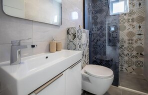 Shower, hair dryer - Stunning apartment in Tucepi with lake view (Tucepi)