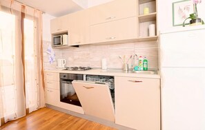 Fridge, microwave, oven, stovetop - Awesome apartment in Zivogosce with WiFi (Zivogosce)