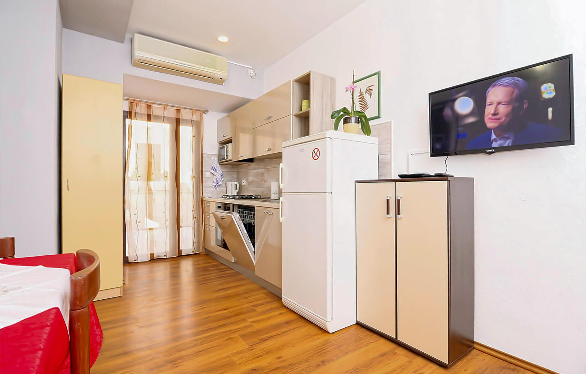 Frigorífico, horno, placa de cocina y lavavajillas