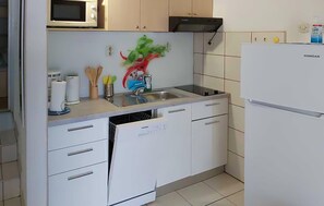 Fridge, microwave, dishwasher, coffee/tea maker - Beautiful apartment in Zivogosce (Zivogosce)