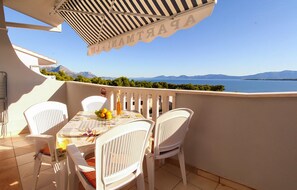 Outdoor dining - Beautiful apartment in Zivogosce (Zivogosce)