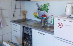 Fridge, microwave, dishwasher, coffee/tea maker - Awesome apartment in Zivogosce with WiFi (Zivogosce)