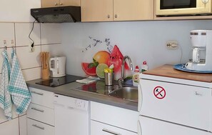 Fridge, microwave, dishwasher, coffee/tea maker - 1 bedroom lovely apartment in Zivogosce (Zivogosce)