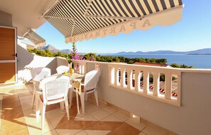 Outdoor dining - 1 bedroom lovely apartment in Zivogosce (Zivogosce)