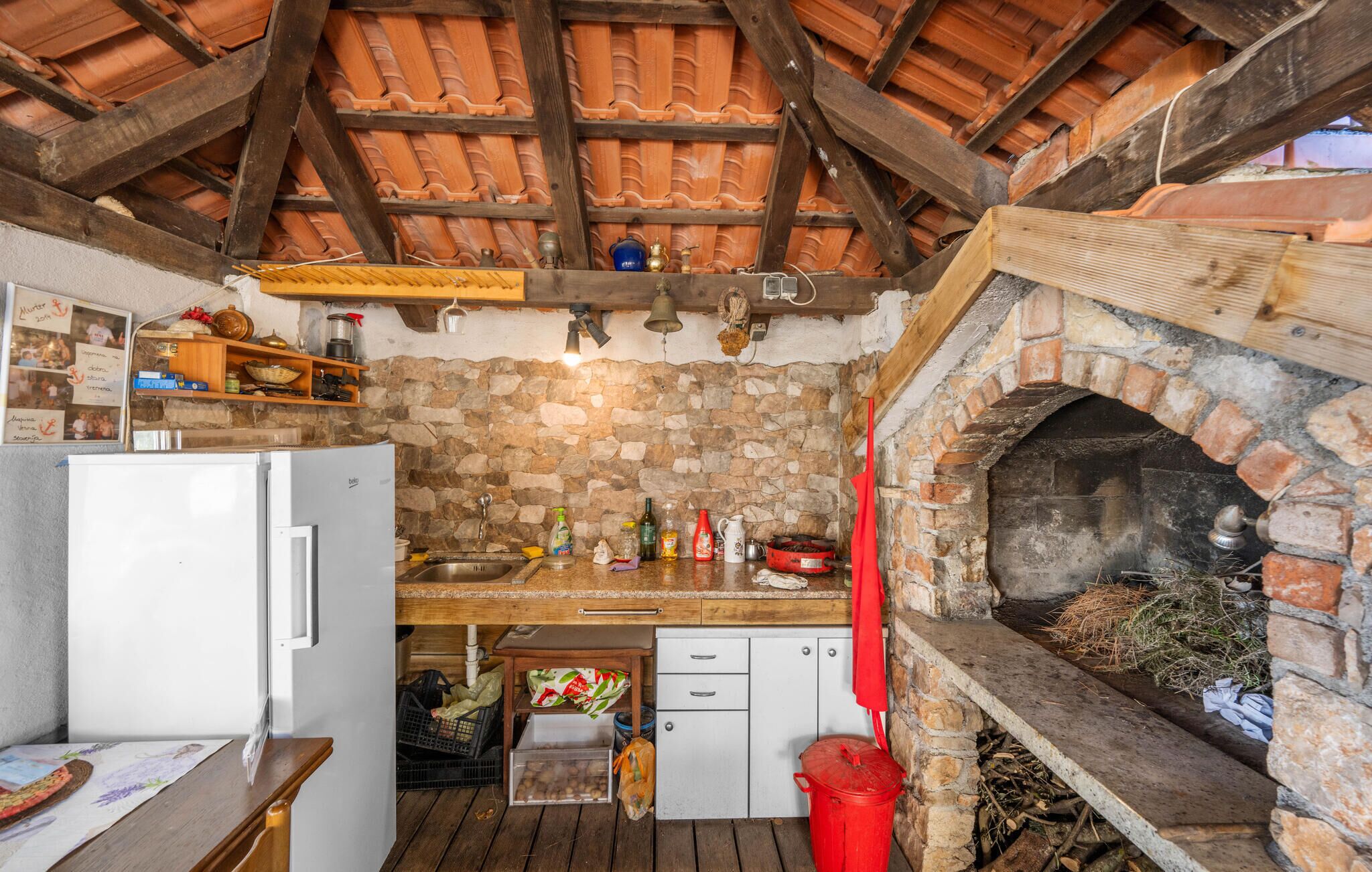 Réfrigérateur, four, plaque de cuisson, cafetière/bouilloire