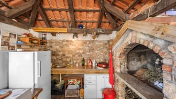 Réfrigérateur, four, plaque de cuisson, cafetière/bouilloire