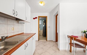 Fridge, oven, stovetop, coffee/tea maker - 1 bedroom cozy apartment in Betina (Betina)