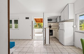 Fridge, oven, stovetop, dishwasher - 1 bedroom stunning apartment in Betina (Betina)