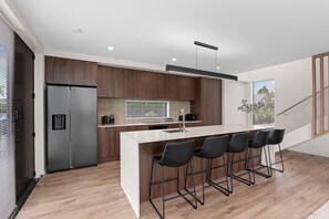 Ofen, Herdplatte, Wasserkocher mit Kaffee-/Teezubehör