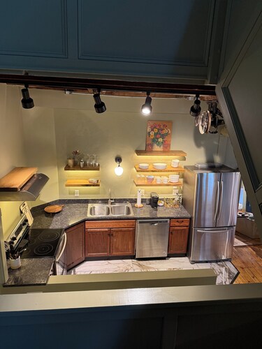Charming King Loft in Downtown Woodstock