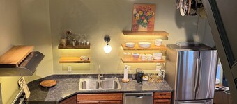 Charming King Loft in Downtown Woodstock