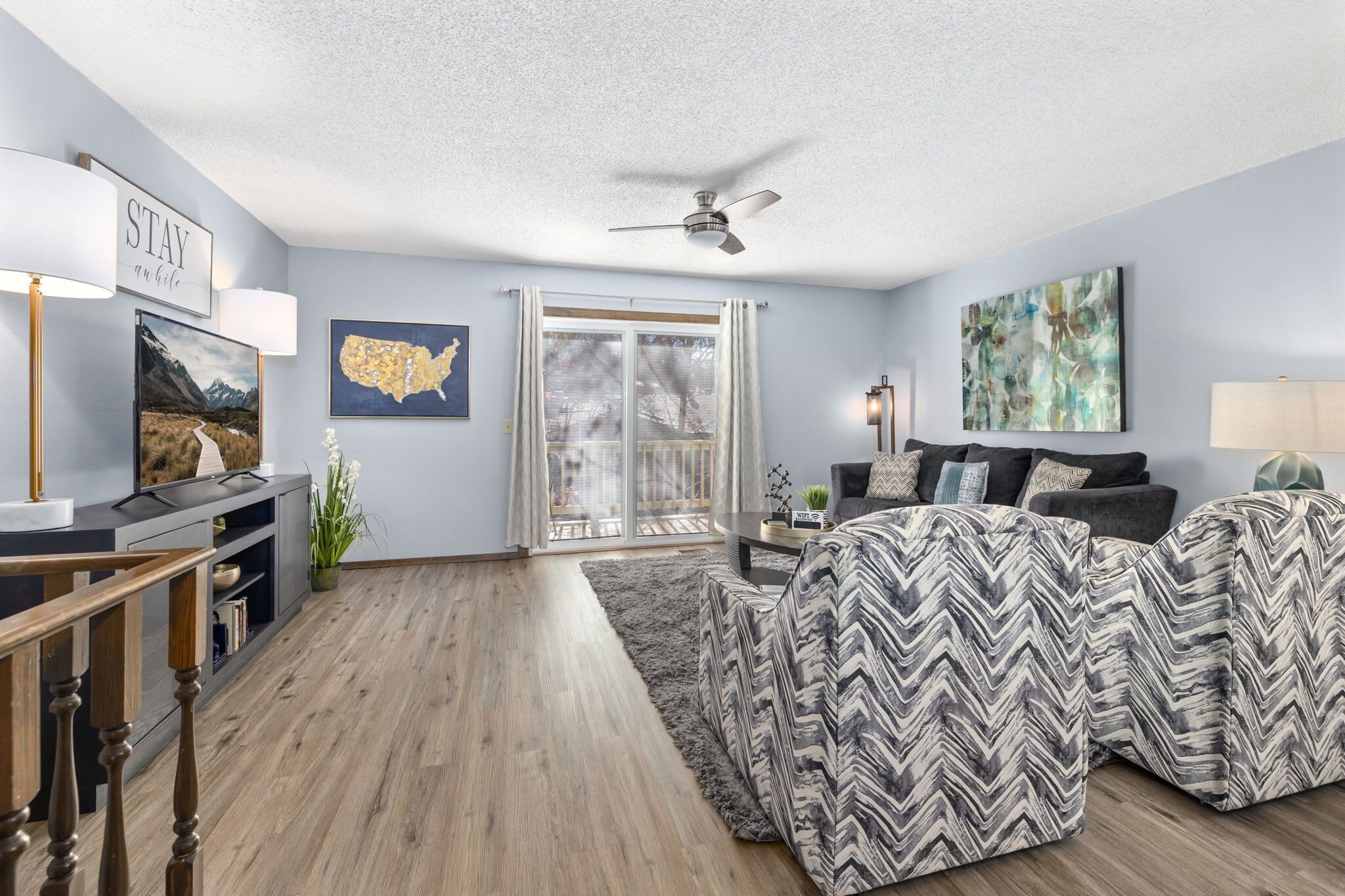 Una televisión, una oficina