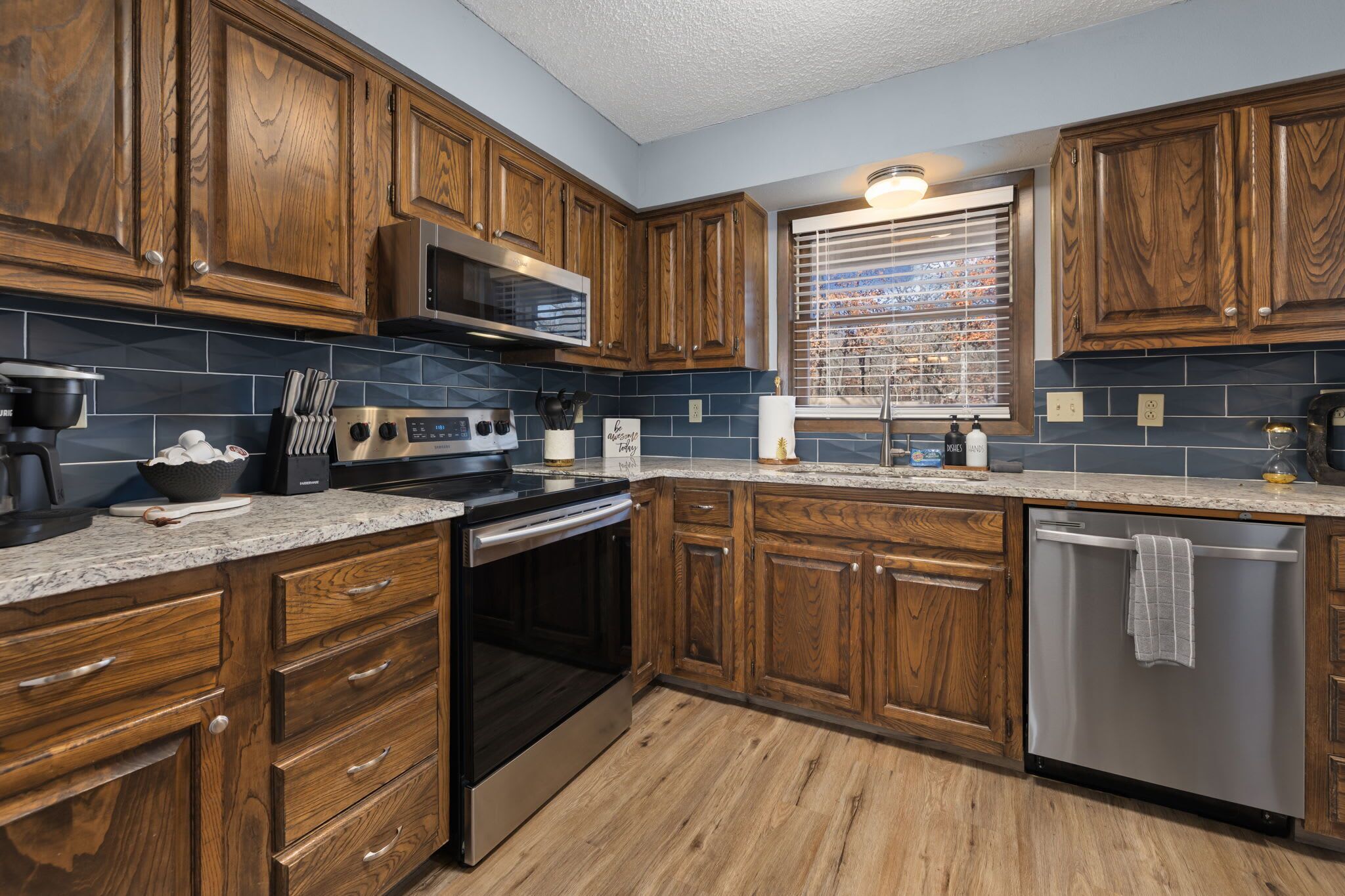 ثلاجة، ميكروويف، موقد طهي مسطح، غسالة أطباق