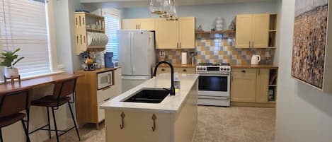 Een koelkast, een magnetron, een oven, een kookplaat