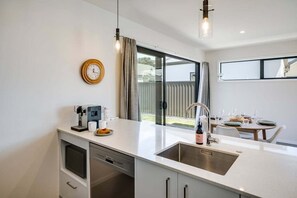Fridge, microwave, oven, stovetop - Quiet on Cassin - Taradale *Pet friendly upon request (Napier)