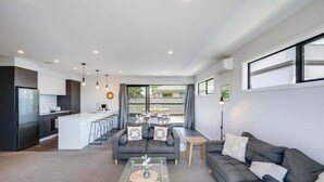 Un espacio moderno para vivir con cocina, comedor y zona de estar.