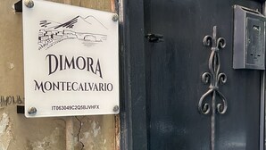 Naamplaatje voor 'Dimora Montecalvario' met een telefoonnummer.