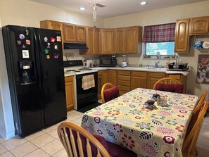 Private kitchen - 2 bed 2 bath home in Ocala Fl
Front porch
Screened back porch
Cozy home (Ocala)