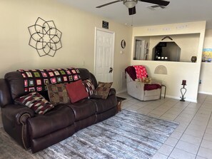 Living area - 2 bed 2 bath home in Ocala Fl
Front porch
Screened back porch
Cozy home (Ocala)