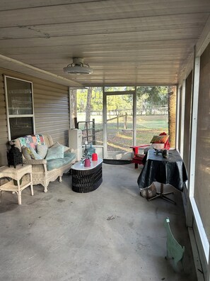 Interior - 2 bed 2 bath home in Ocala Fl
Front porch
Screened back porch
Cozy home (Ocala)