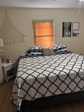 Bed sheets - 2 bed 2 bath home in Ocala Fl
Front porch
Screened back porch
Cozy home (Ocala)