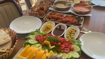 Daily to-go breakfast (TRY 350 per person)