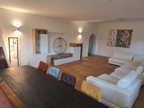 Living area - Enchanting villa with Jacuzzi pool and large gardens 5 km from Rome (Monte Caminetto)