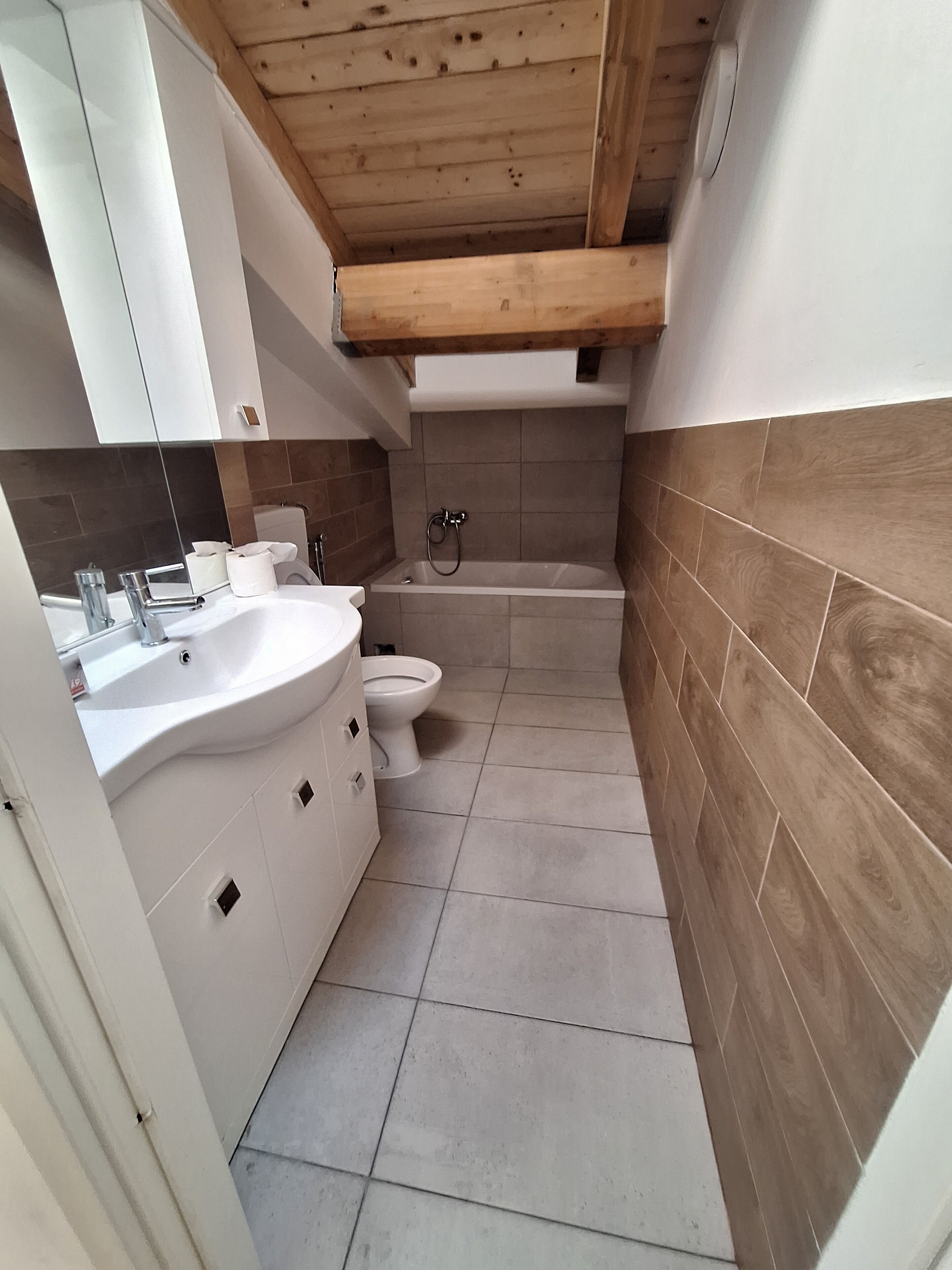 Een douche, een haardroger, een bidet, handdoeken