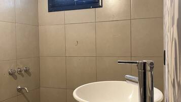 Bidet, jabón, papel higiénico