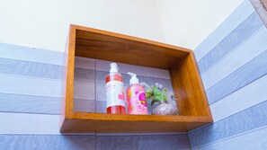 Douche, serviettes fournies, savon, papier toilette