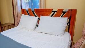 Tabla de planchar con plancha, wifi y ropa de cama