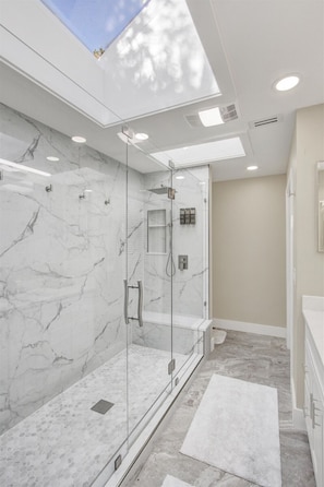 Shower, hair dryer, towels - Hideaway Haven Getaway-W/Patio, Lounge Deck & Grill (Tampa)
