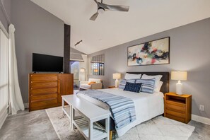 2 bedrooms, iron/ironing board, free WiFi, bed sheets - Hideaway Haven Getaway-W/Patio, Lounge Deck & Grill (Tampa)