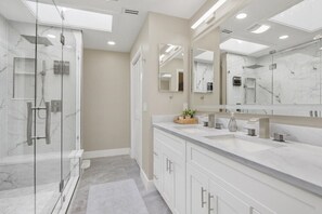 Shower, hair dryer, towels - Hideaway Haven Getaway-W/Patio, Lounge Deck & Grill (Tampa)