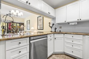 Wasserkocher mit Kaffee-/Teezubehör, Kühlschrank, Mikrowelle, Ofen