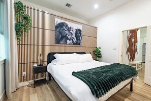 6 bedrooms, iron/ironing board, free WiFi, bed sheets - World Cup  Metro to Stadium  Sleeps 22+Casita (Houston)