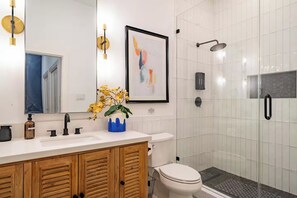 Hair dryer, towels, soap, shampoo - World Cup  Metro to Stadium  Sleeps 22+Casita (Houston)