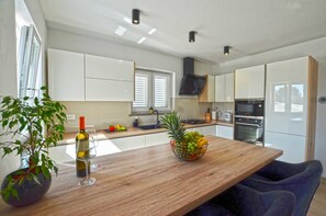 Fridge, microwave, oven, stovetop - Golden Horizon Apartment (Bale)