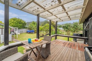 Outdoor dining - Hosts on the Coast Paws & Relax Bach (Hahei)