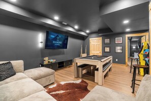 A modern living room with a pool table, a large flat-screen TV, and a cozy seating area. - Black Diamond Retreat 7BR Sleeps 18 Hot Tub+Sauna 3 Min to Massanutten Slopes (McGaheysville)