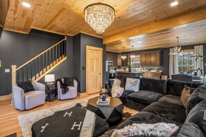 Smart-TV, Kamin, Videospiele, Tischtennisplatte