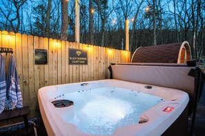 Ein Whirlpool mit Holzzaun und einem Schild mit der Aufschrift 'Black Diamond Courtyard'.