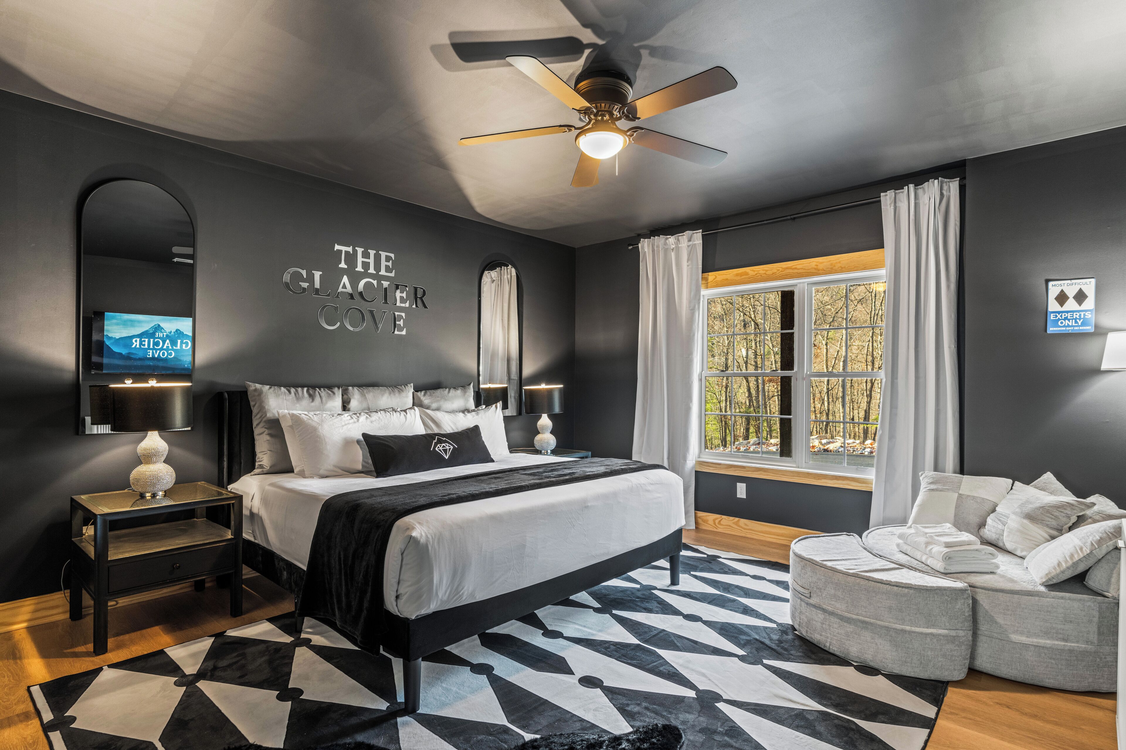 Schreibtisch, Bügeleisen/Bügelbrett, Reisekinderbett, kostenloses WLAN