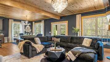 TV connectée, cheminée, jeux vidéo, table de tennis de table