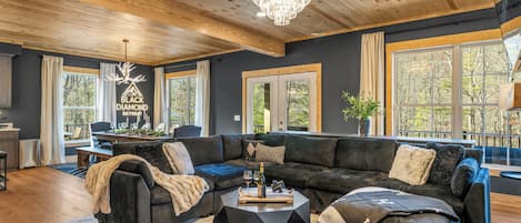 Smart TV, chimenea, videojuegos y tenis de mesa