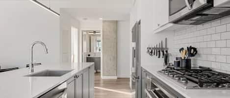 Microondas, horno, parrilla de estufa y lavavajillas