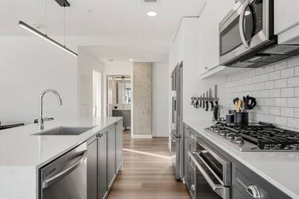 Micro-ondes, four, plaque de cuisson, lave-vaisselle