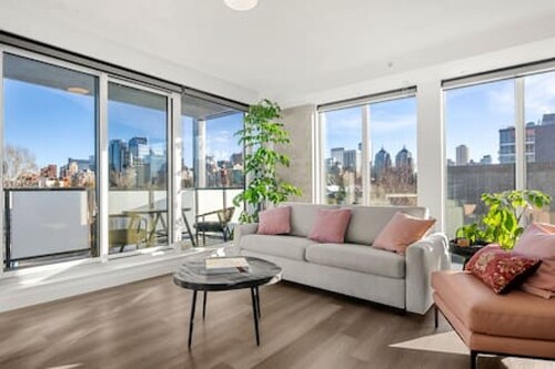 Luxury Downtown Suite | Sleeps 6 |AC| Free Parking