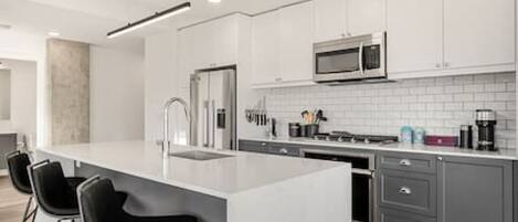 Four Ă micro-ondes, un four, surface de cuisson, lave-vaisselle